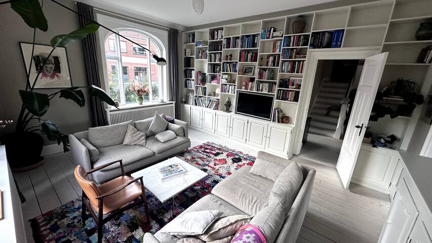 Luxurious, private & centrally-located Villa gallery image 2