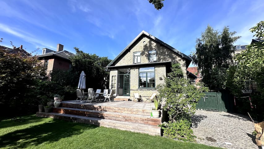 Luxurious, private & centrally-located Villa