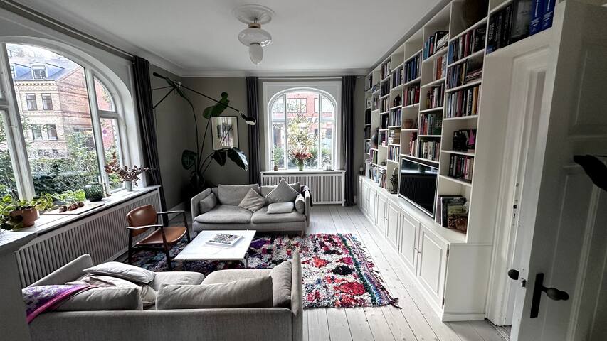 Luxurious, private & centrally-located Villa gallery image 3