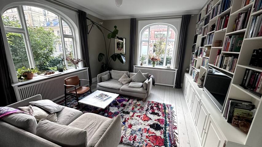 Luxurious, private & centrally-located Villa gallery image 4