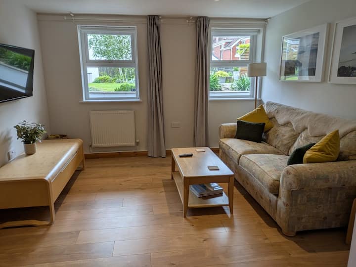 Smart, Peaceful Garden Apartment & Parking, Sketty - Swansea