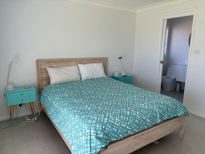 标准双人床卧室配有吊扇、边桌和阅读灯、冬季电热毯、步入式浴袍。 抽屉柜和电视。私人套房 