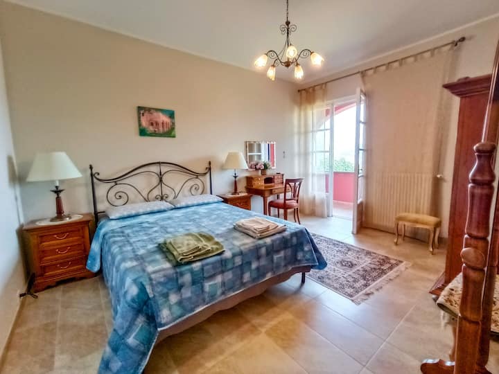 Dhomë romantike 3 në stilin italian të shekullit të nëntëmbëdhjetë: në katin e parë me një hyrje dopio të përbashkët me dhomën 4. Një dhomë e përbërë nga një krevat dopio dhe dy komodina, një tavolinë grimi, dollap dhe pasqyrë, ventilator kolone. 