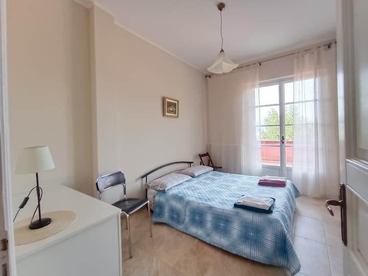 Dhoma 5  Dei Sorrisi – dhomë moderne: në katin e dytë me dalje në tarracën panoramike, ka një divan krevat dopio të rehatshëm dhe kompjuter ose tavolinë argëtimi. Derë e madhe dritareje, me rrjetë mushkonjash.