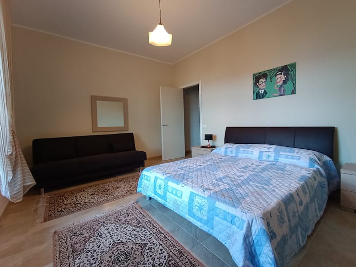 Dhoma e gjumit 2 – dhomë gjumi e madhe dopio në stil modern.  Dhoma është në një suitë të pavarur me hyrje dhe banjë të dedikuar. Dhoma përbëhet nga një krevat dopio me komodina dhe një divan i vetëm me pasqyrë, ventilator kolone.