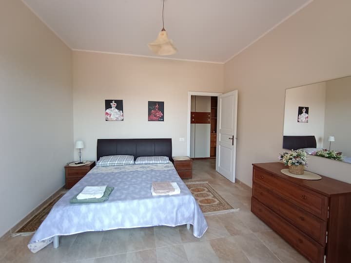 Dhoma 6 Dei Sogni - dhomë moderne: në katin e parë me dalje në tarracën panoramike, ka një krevat dopio të rehatshëm, dy tavolina pranë krevatit dhe një komodinë me pasqyrë, ventilator kolone. Dera franceze është e pajisur me një rrjetë mushkonjash.