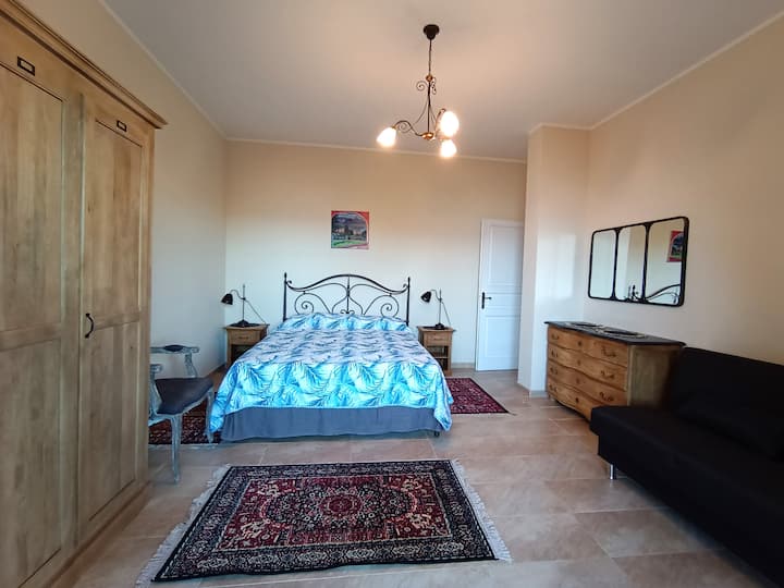 Dhomë koloniale 4 – dhomë në stilin e artit dekorativ kolonial: në katin e parë me një krevat dopio dhe dy komodina, një komodinë me pasqyrë dhe dollap, një divan të vetëm, një ventilator kolone. 