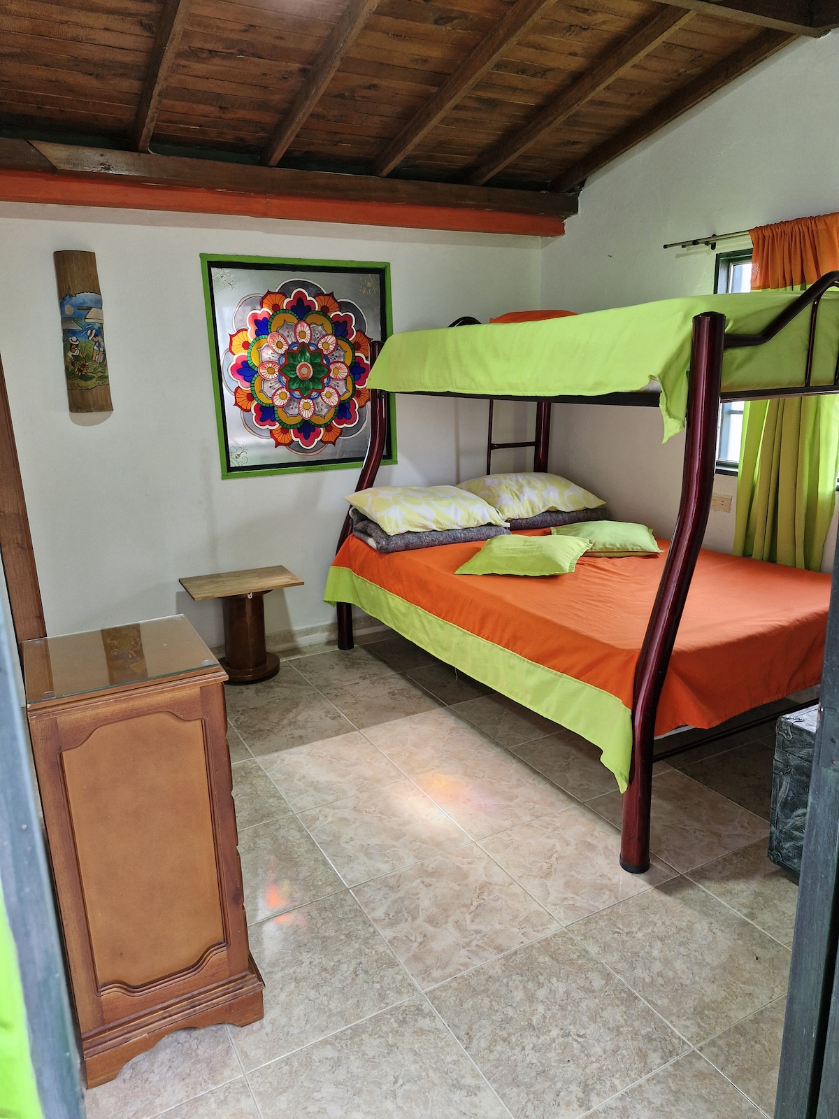 Dhoma jonë me dollap për rrobat e tua +komodinë dhe krevatin e saj çlodhës dhe të rehatshëm për të pushuar në qëndrimin tënd 