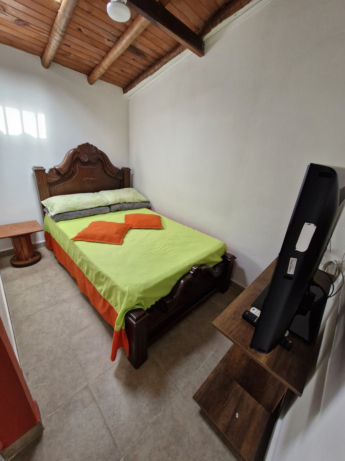 Dhoma jonë me një krevat të butë dhe të rehatshëm për pushimin tënd + televizor të madh për argëtimin tënd, nga rehatia e krevatit!