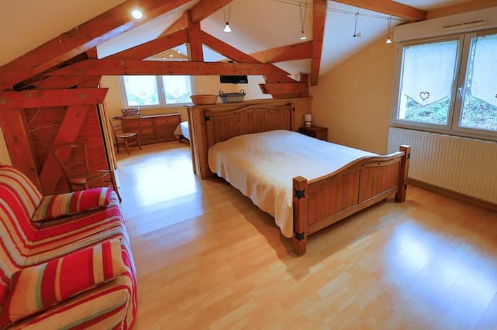 многу светла главна спална соба 