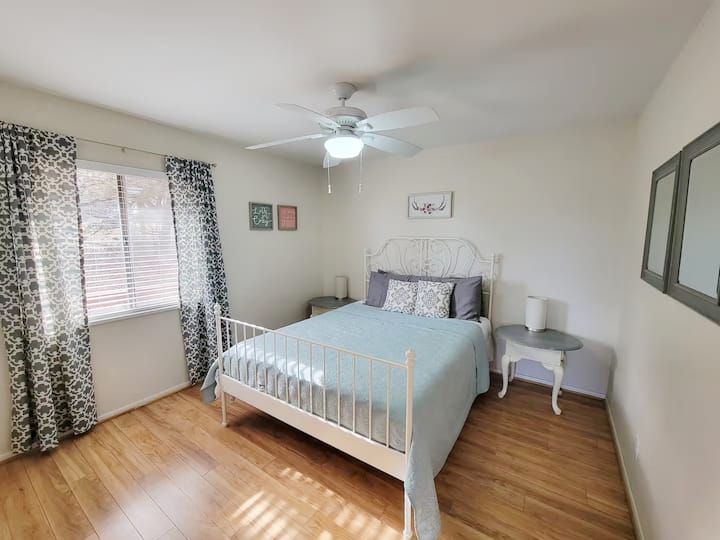 Spálňa s manželskou posteľou Queen na