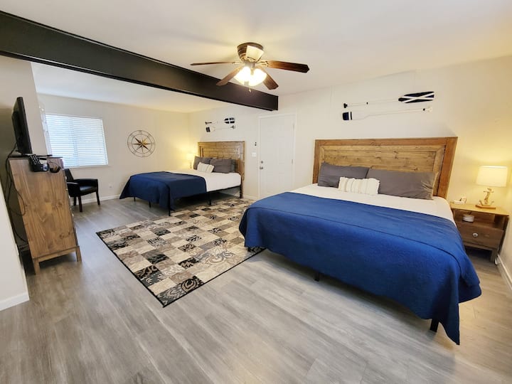 Veľká dvojlôžková izba na nižšej úrovni.