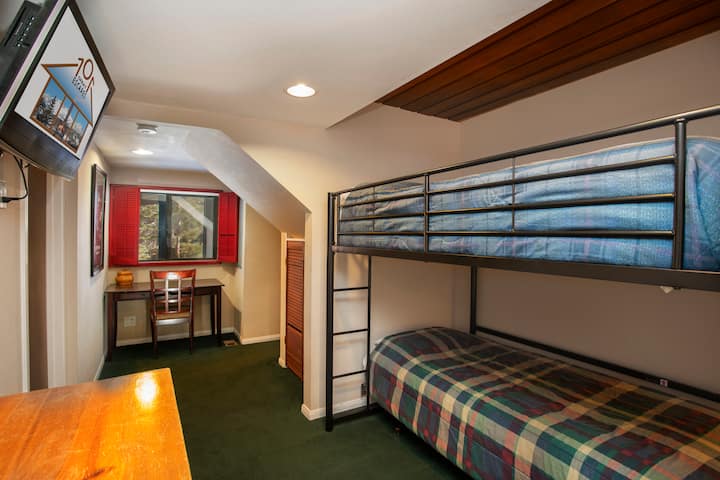 Chumba hiki ni mapumziko bora kwa watoto, kilicho na vitanda vya ghorofa vya starehe ambavyo hufanya iwe sehemu ya kufurahisha kwao kupumzika na kulala. Ukiwa na dawati na televisheni kwa ajili ya burudani, chumba hiki kimeundwa ili kuwafanya watoto wajihusishe na kuwa na furaha wakati wa ukaaji wako!