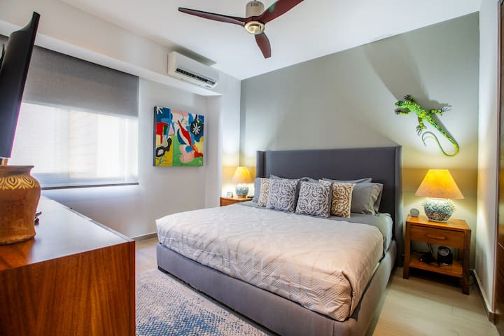 La chambre dispose d'un grand lit 180 confortable