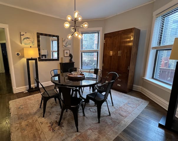 Beautiful Home, Great for Groups, by Wrigley+CTA ! gallery image 3