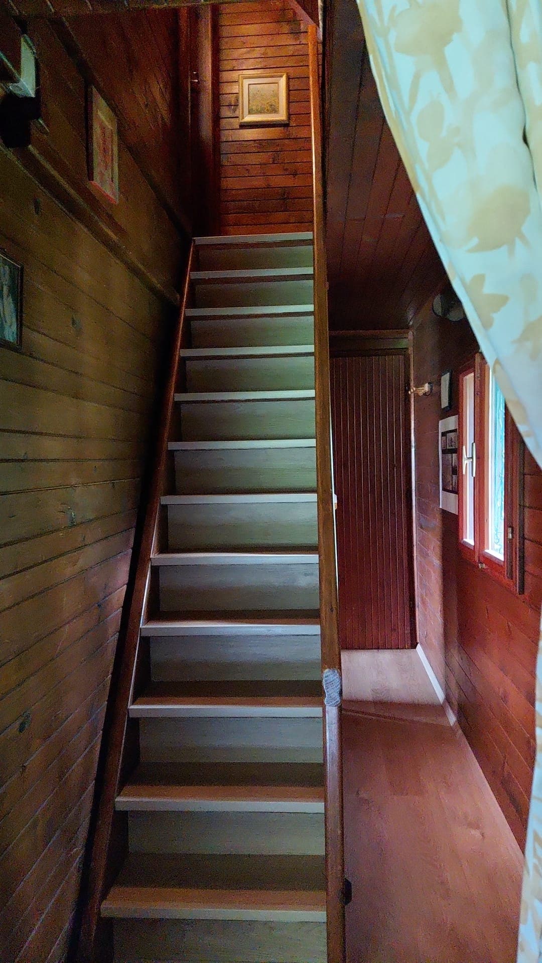 บันไดไปชั้นบนไปยังห้องนอน