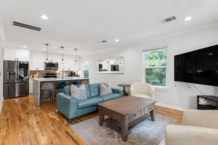 Walkable 2-home Eastside Austin Oasis gallery image 2