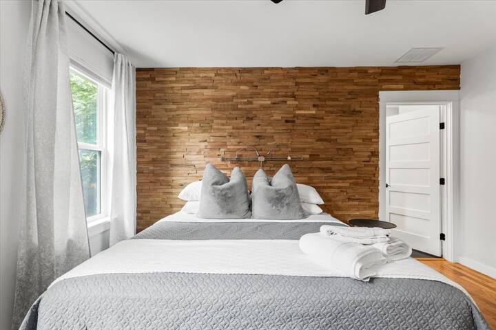 Walkable 2-home Eastside Austin Oasis gallery image 3