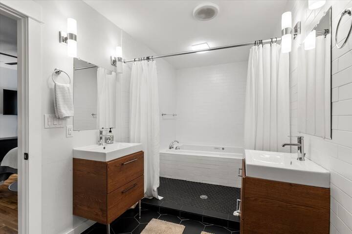 Walkable 2-home Eastside Austin Oasis gallery image 4