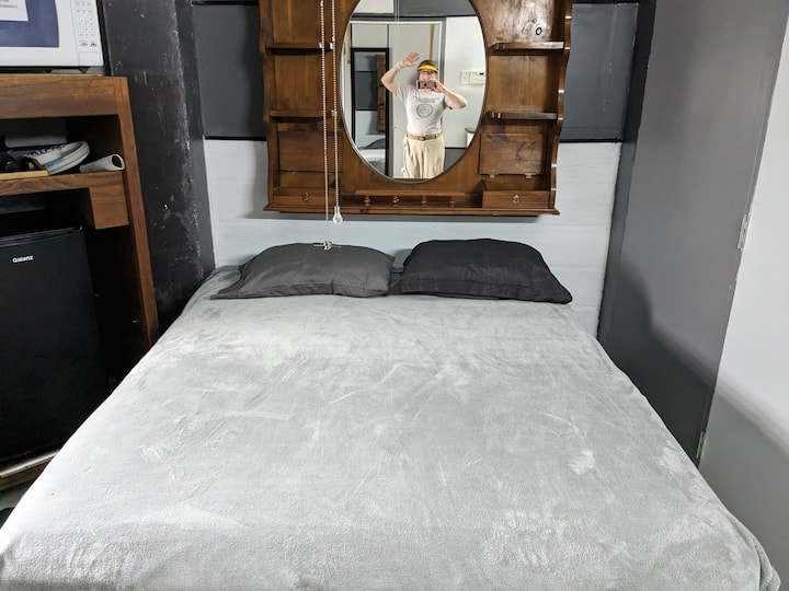 เตียงควีนไซส์หมอน 2 ใบและผ้าปูที่นอนสะอาดครบชุด