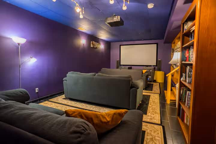 โรงภาพยนตร์นี้รองรับผู้เข้าพักเพิ่มได้อีก 3 คน ใช้เวลาทั้งคืนเล่นภาพยนตร์หรือเครื่องเล่นเกม 