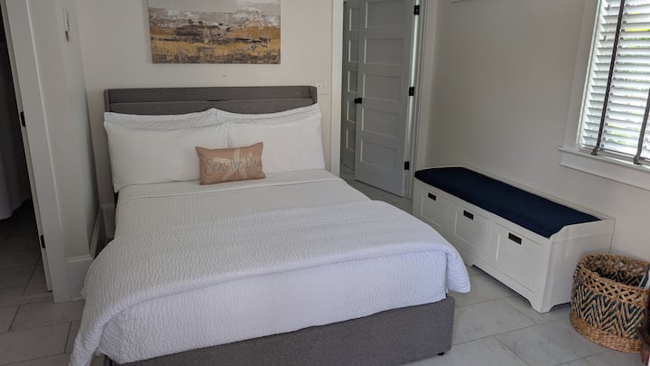 Le camere da letto 2 e 3 sono collegate da un bagno in comune al primo piano.  Ogni camera ha un piccolo salotto e una porta esterna.