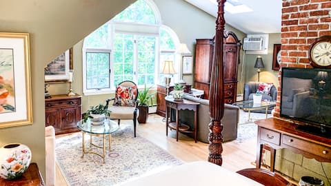 2 BRm Suite; Ktchn; Livng area; wash/dryr; Private