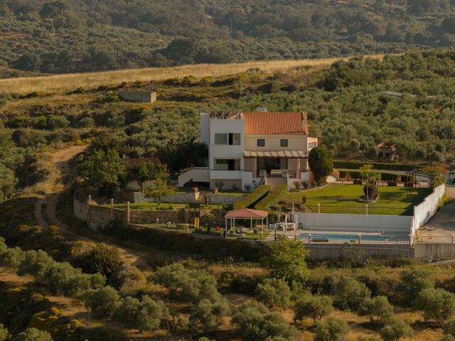 Superb villa,with amazing seaviews ,10min to town! gallery image 3