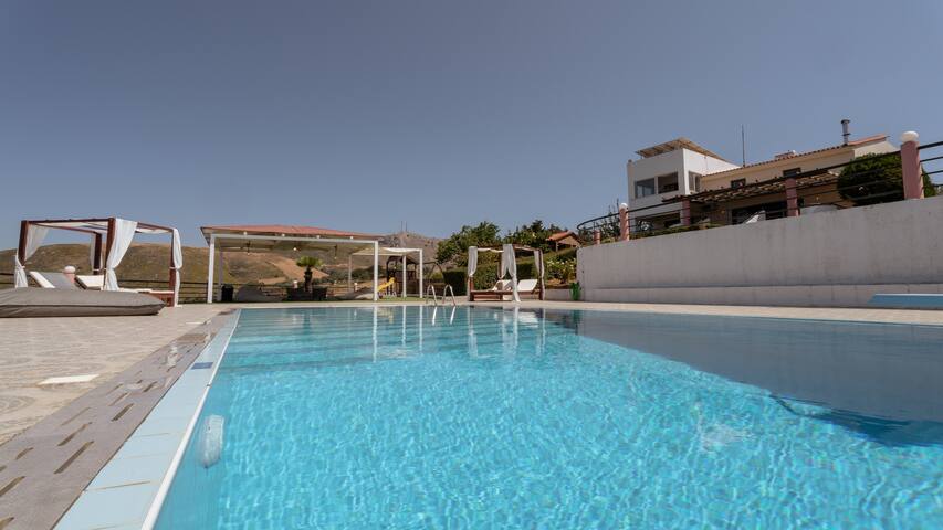 Superb villa,with amazing seaviews ,10min to town! gallery image 2