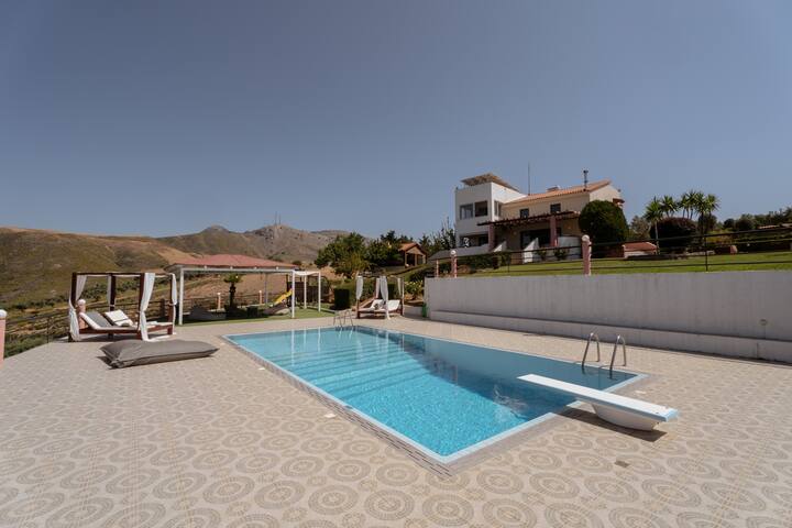 Superb villa,with amazing seaviews ,10min to town!