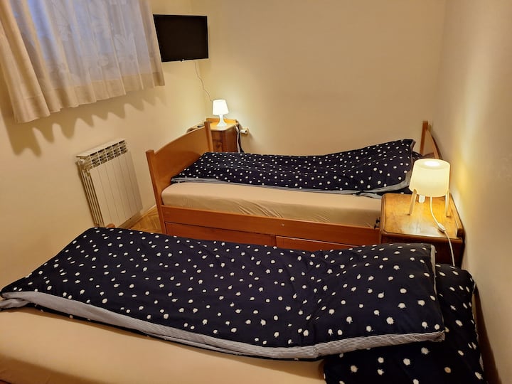 غرفة نوم بسريرين مفردين