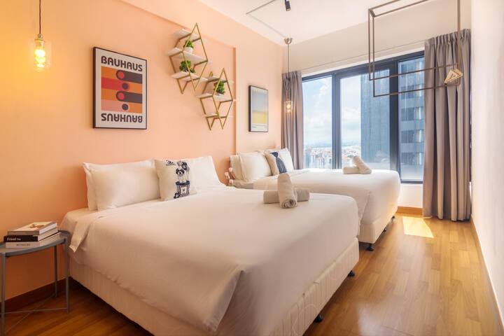 Opustite se u elegantnoj spavaćoj sobi s vrhunskim bračnim krevetom, toplim osvjetljenjem i modernim namještajem, dizajniranim za udobnost i miran boravak.