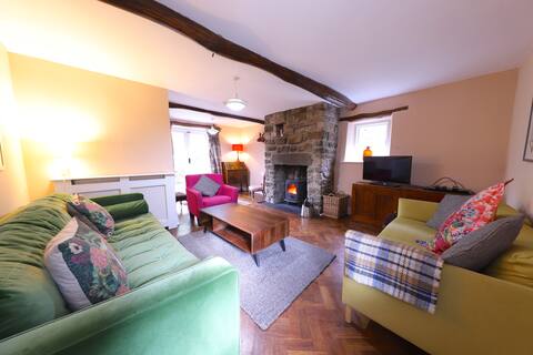 Ivy Cottage & garden in a quiet location in Dent