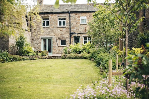 Ivy Cottage & garden in a quiet location in Dent