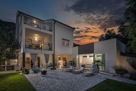 Manea House - lake, sea and swimming pool