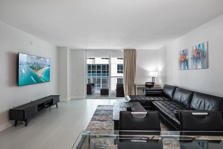 Downtown Brickell, Huge Balcony, Free Parking. - Miami