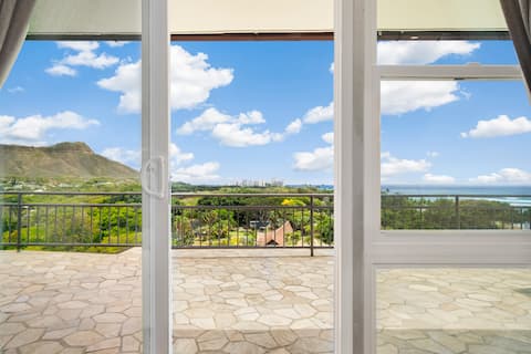 STUNNING PENTHOUSE -  100FT TO BEACH - LEGAL!!
