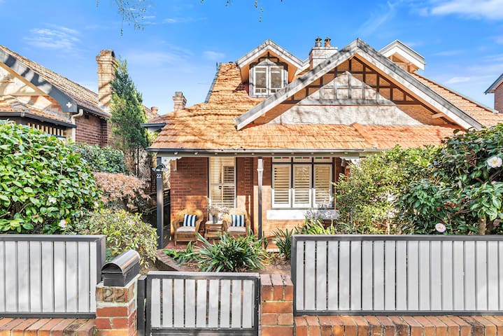 Beautiful home in heart of Mosman &stroll to beach