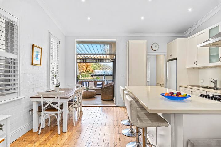 Beautiful home in heart of Mosman &stroll to beach gallery image 3