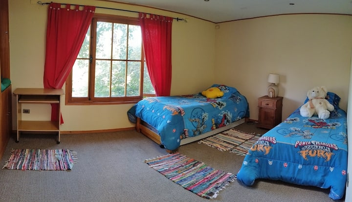 dormitorio en segundo piso con dos camas nido (cuatro individuales), ideal para niños 