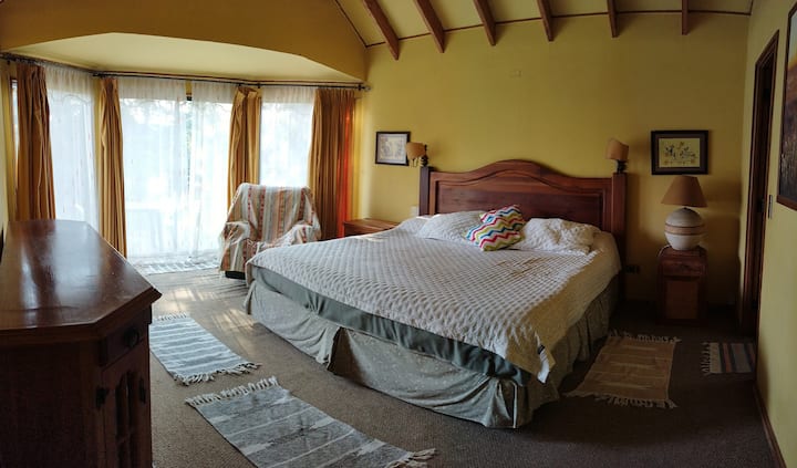 dormitorio principal en primer piso con baño completo en suite, walking closet, cama súper king, vista al norte