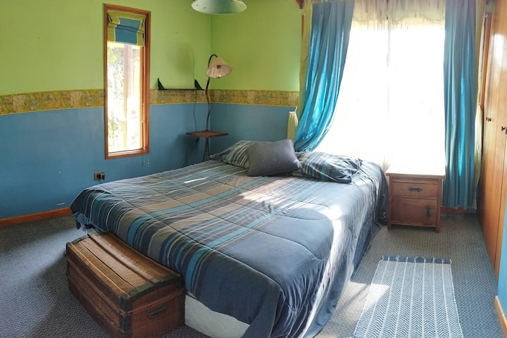 dormitorio matrimonial en primer piso, con vista al norte y a patio interior 