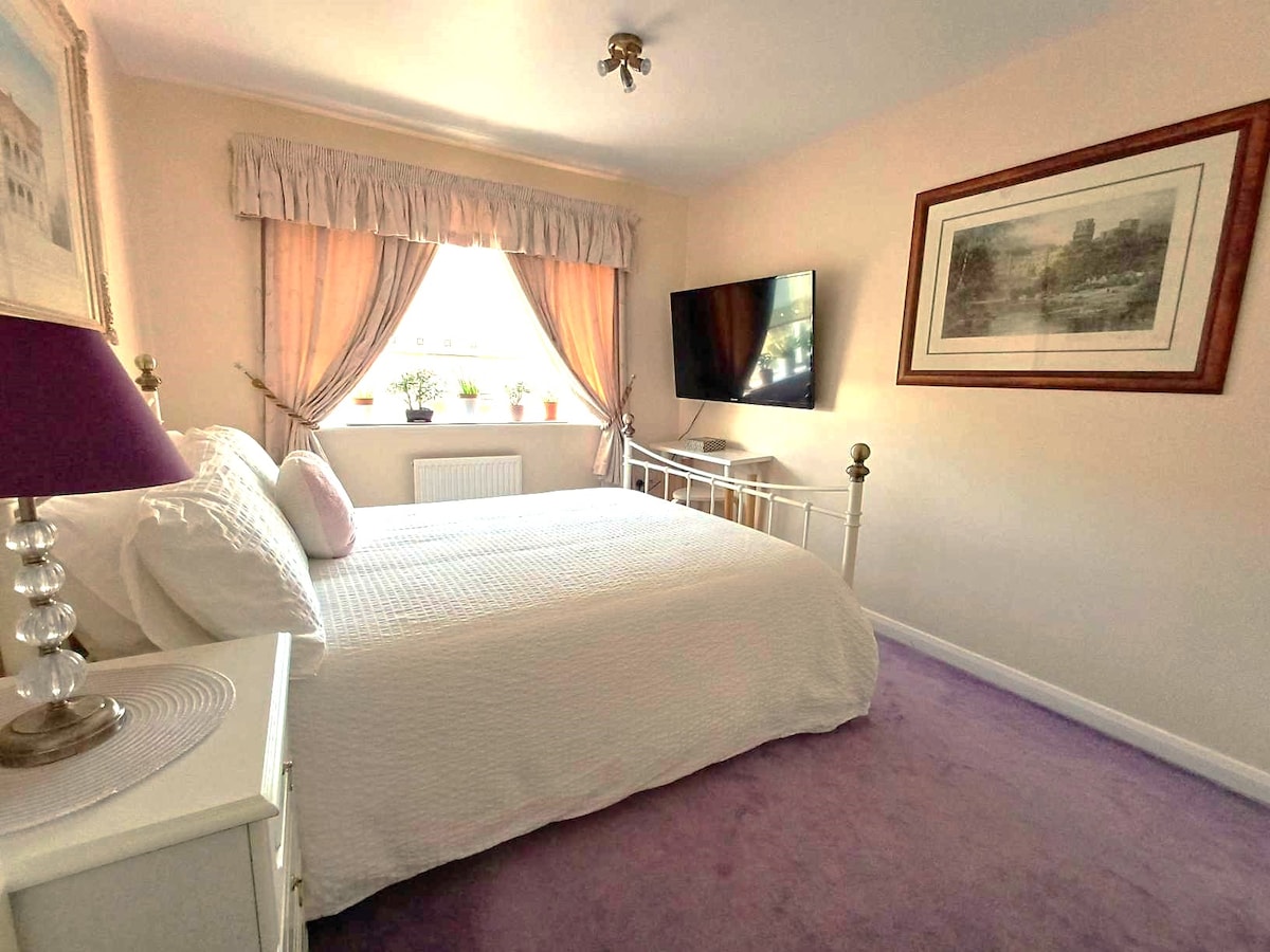 Bračni krevet s velikim televizorom, posteljinom, radnom stanicom, sušilom za kosu, bežičnim internetom u ormaru i osnovnim potrepštinama. 

Sve što trebate ste vi i vaše osobne stvari. 

Požurite i rezervirajte smještaj kako biste izbjegli razočaranja.
