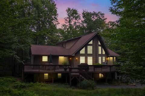 WALK to Lake w/HotTub+Sauna, Firepit, AC, Pets OK!