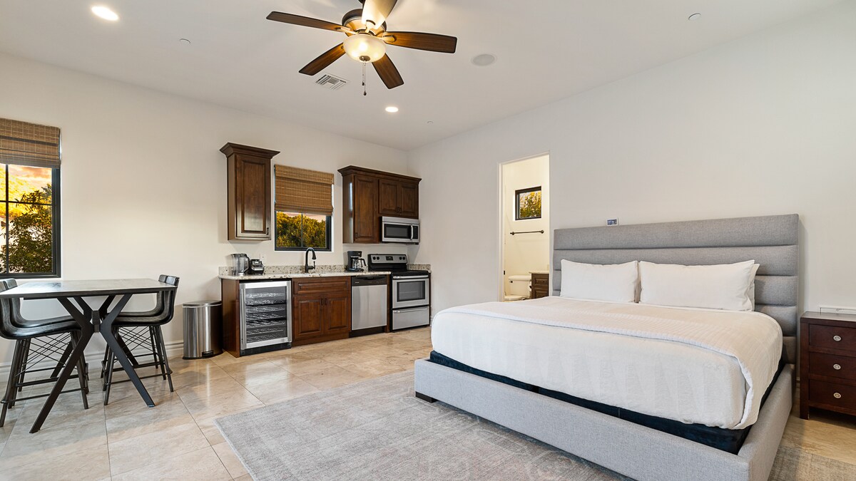 Priestranné štúdio s plyšovou manželskou posteľou King, plne vybavenou kuchynkou, jedálenským kútom a vlastnou kúpeľňou.