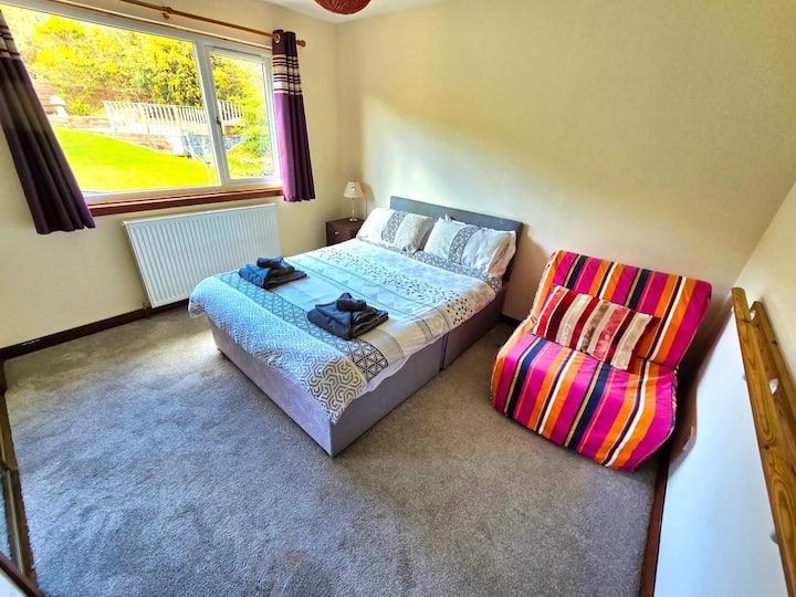 ห้องเตียงใหญ่พร้อมเตียงโซฟาเพิ่มเติมซึ่งเป็นเตียงเดี่ยวตู้เสื้อผ้าที่ติดตั้งพร้อมพื้นที่แขวนมากมาย