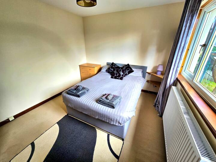 ห้องเตียงใหญ่ขนาดใหญ่พร้อมโถสุขภัณฑ์แบบยูสวีท  