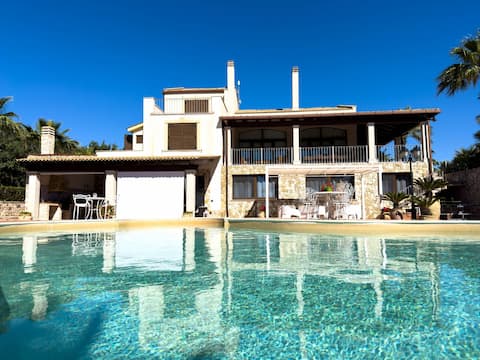 Villa Egadi, with swimming pool and tennis court