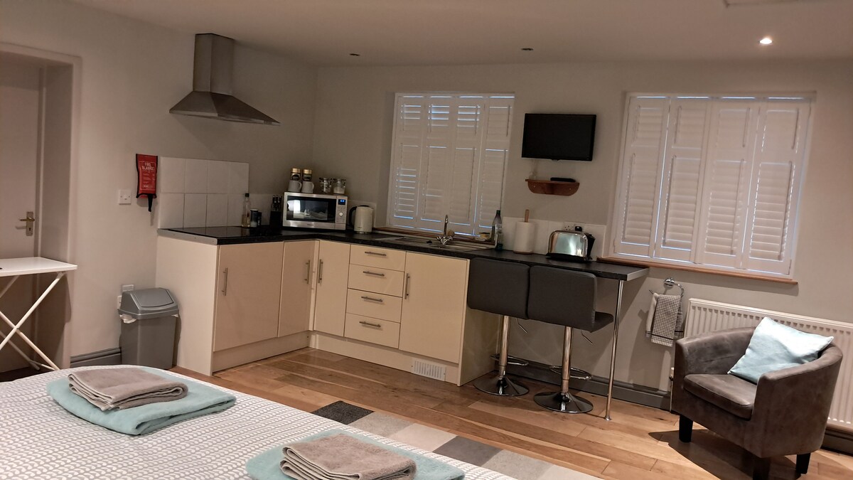 Popular Airbnb listing: Berry Lodge Farm - The Dairy - Lodge 2 in Worcestershire