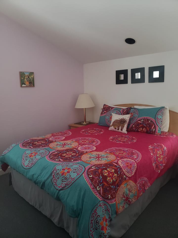 Hlavná spálňa apartmánu s manželskou posteľou, dvoma malými stolmi, dvoma lampami, telefónom s pevnou linkou, budíkom, šatníkom a klimatizáciou/ ohrievačom.